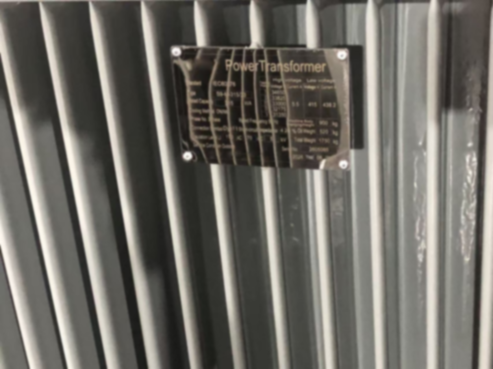 Que représentent les paramètres sur la plaque signalétique du transformateur ?